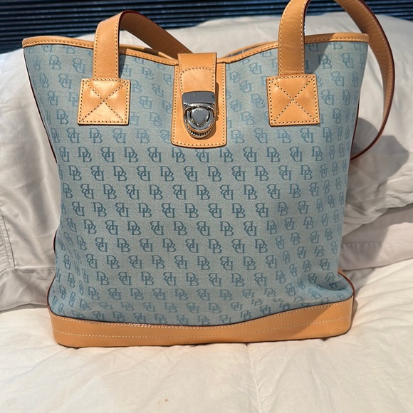 Dooney & Bourke Handbags - Dooney& bourke bag